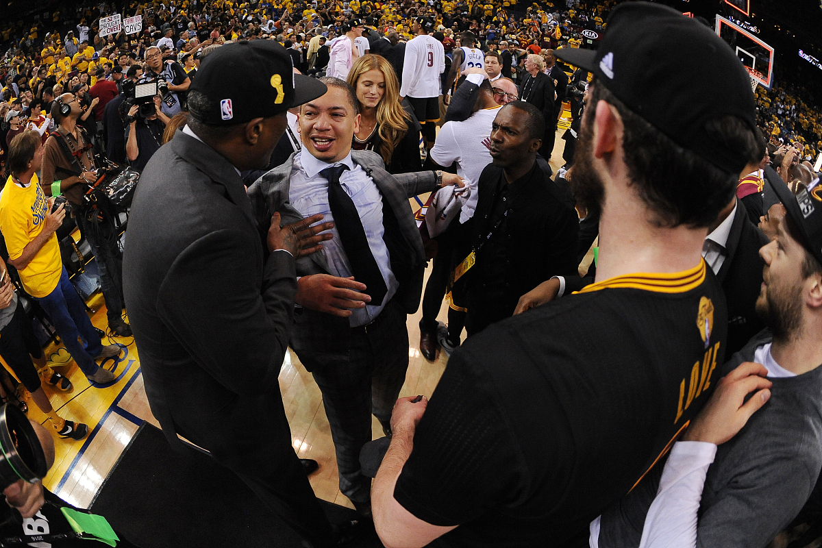 开云体育-蒂姆重要时刻大比分获胜，塞尔维亚队带队取胜！引发球迷热议(塞尔维亚队足球)